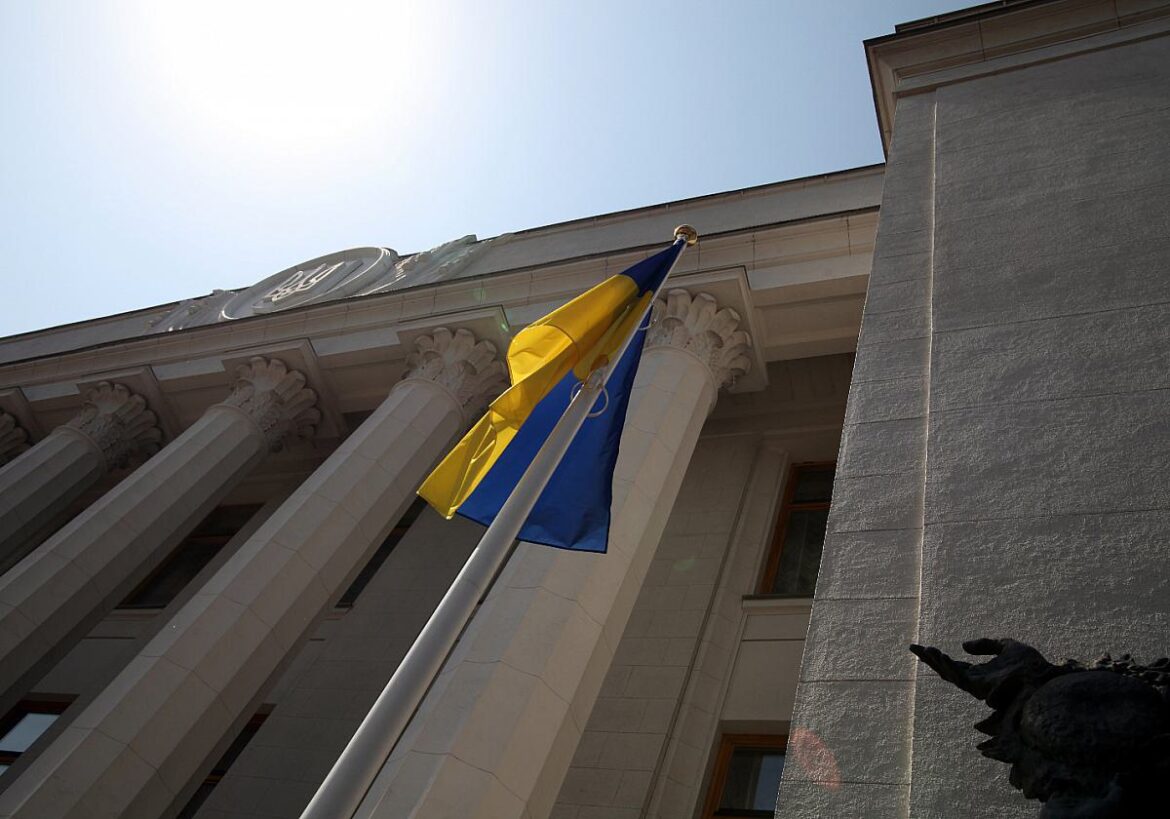 Ukrainische Flagge vor einem Gebäude