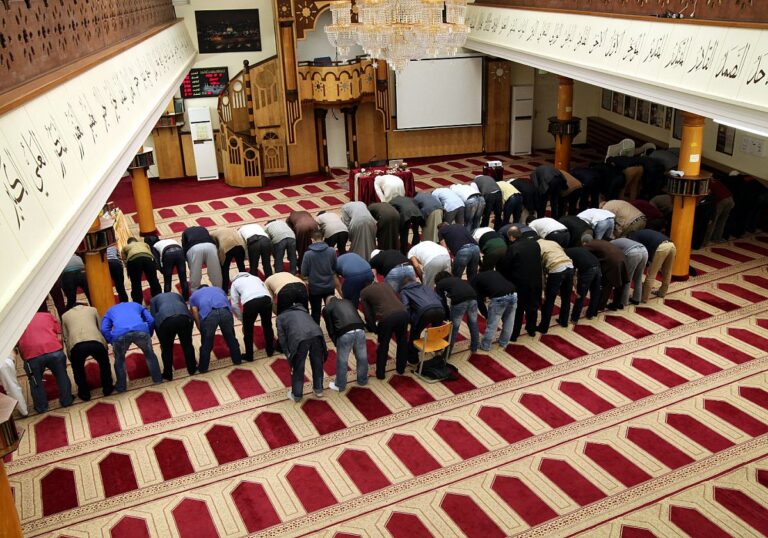 Betende Muslime in einer Moschee