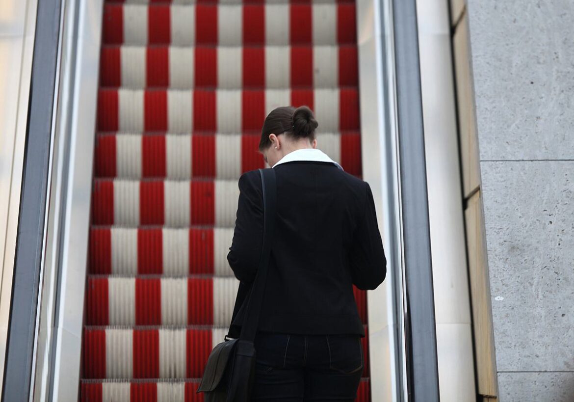 Frau auf einer Rolltreppe