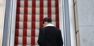 Frau auf einer Rolltreppe