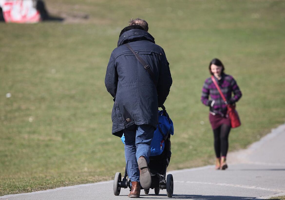 Mann mit Kinderwagen