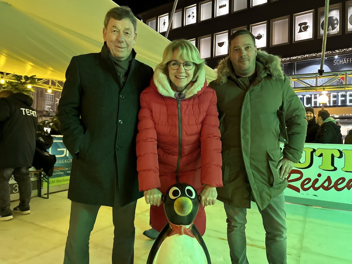 Bürgermeister Uwe Görtemöller und Eva Westermann eröffnen mit Schausteller Fredi Welte (rechts) den Eiszauber 2023