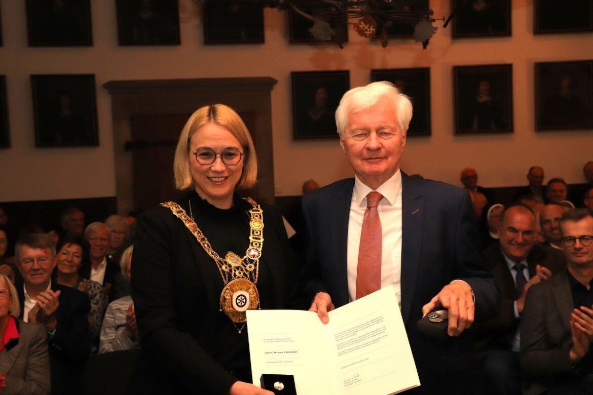 Katharina Pötter verleiht Antonius Hahnemann die Bürgermedaille. / Foto: Gerhard Meyering