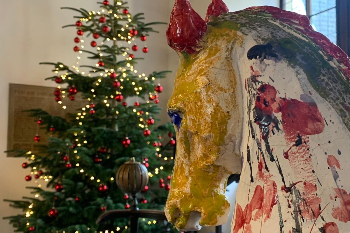 Friedensreiter vor dem Weihnachtsbaum im Rathaus Osnabrück. / Foto: Alke Eva Wallmeyer