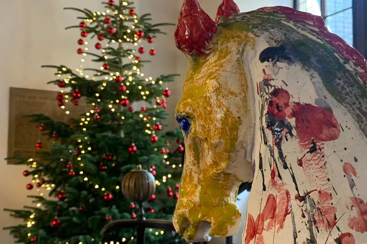 Friedensreiter vor dem Weihnachtsbaum im Rathaus Osnabrück. / Foto: Alke Eva Wallmeyer