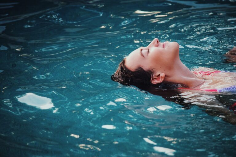 Frau im Swimming Pool