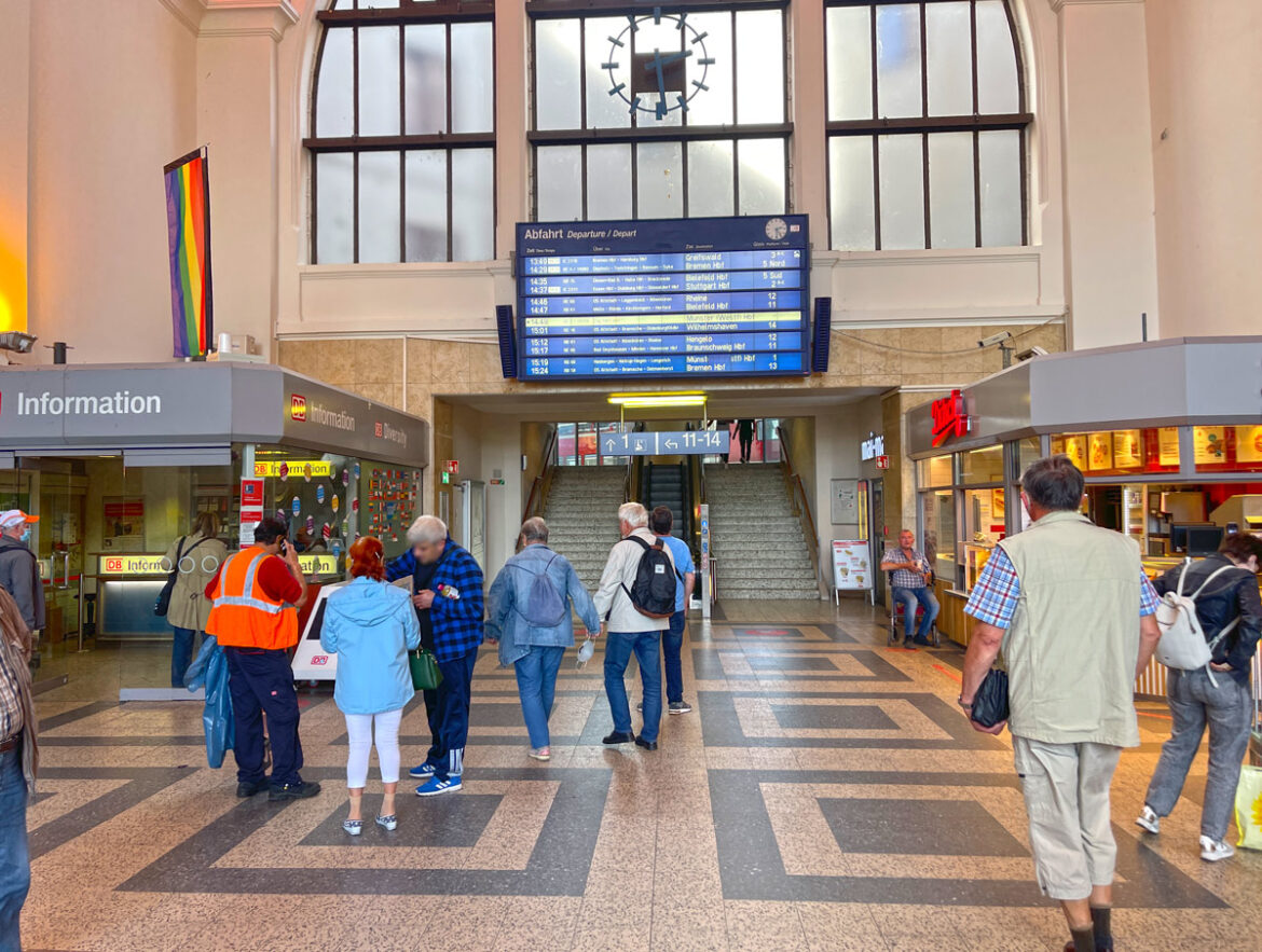 Abfahrttafel im Hauptbahnhof Osnabrueck
