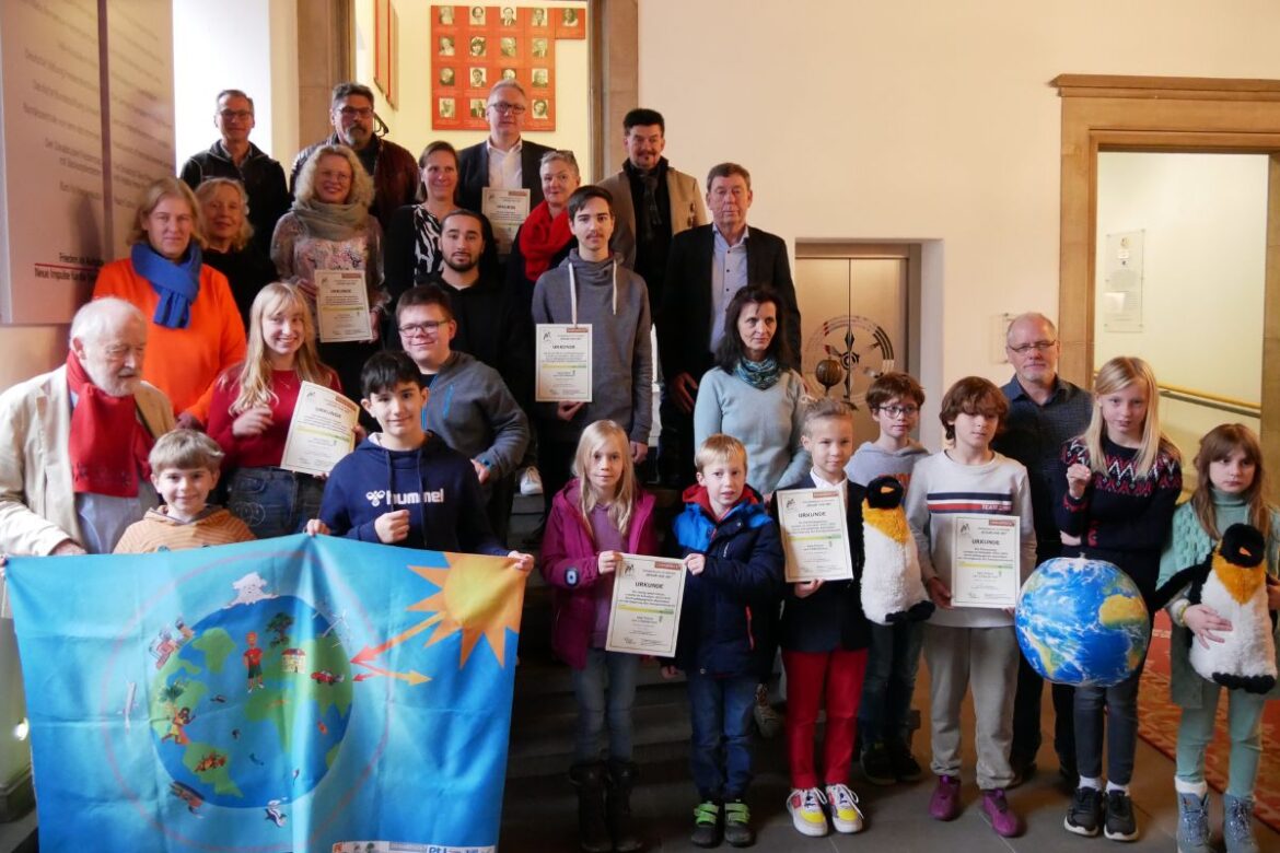Die Schülerinnen und Schüler freuten sich mit ihren Lehrkräften über die Urkunden und Prämien. / Foto: Dominik Lapp