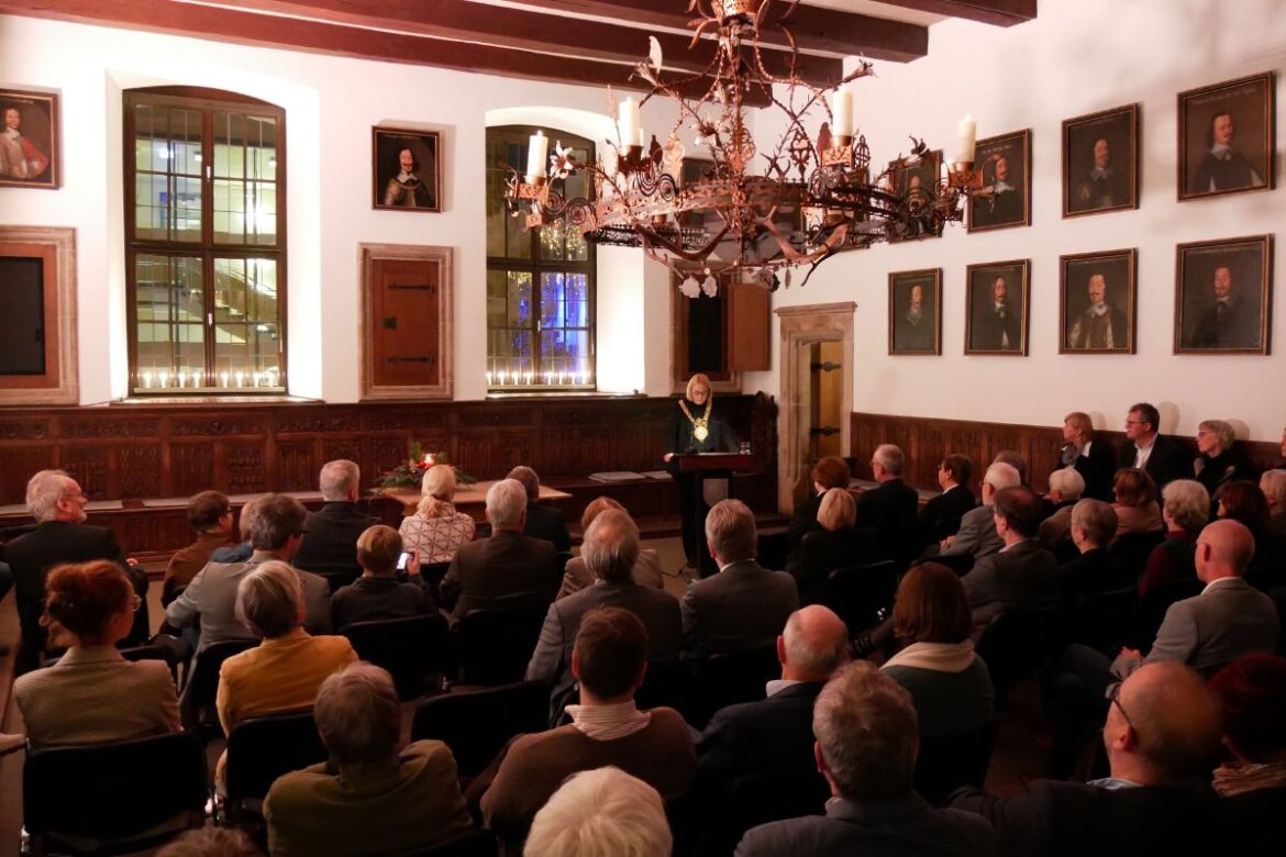 Katharina Pötter im Friedenssaal / Foto: Dominik Lapp