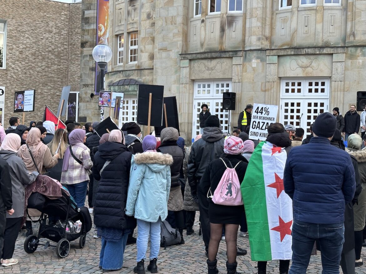 Pro-Palästina-Demonstration vor dem Theater in Osnabrück (12.11.2023)
