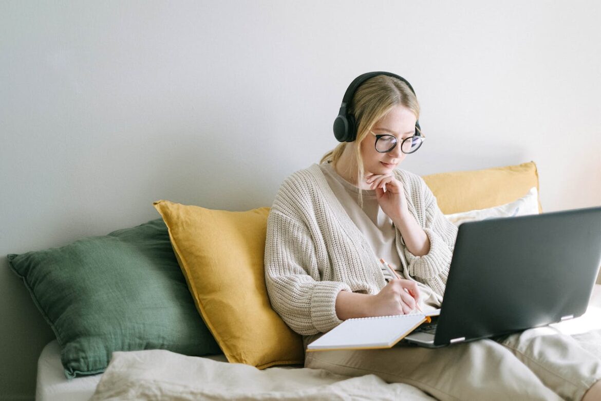 Frau auf dem Sofa am Laptop