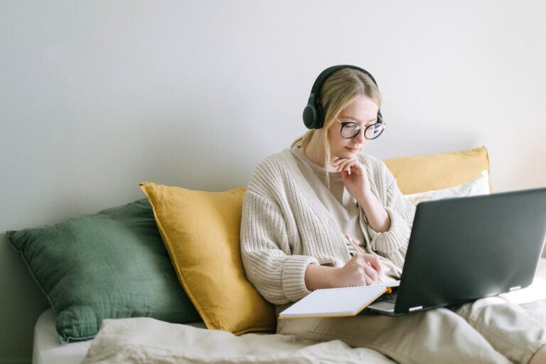 Frau auf dem Sofa am Laptop