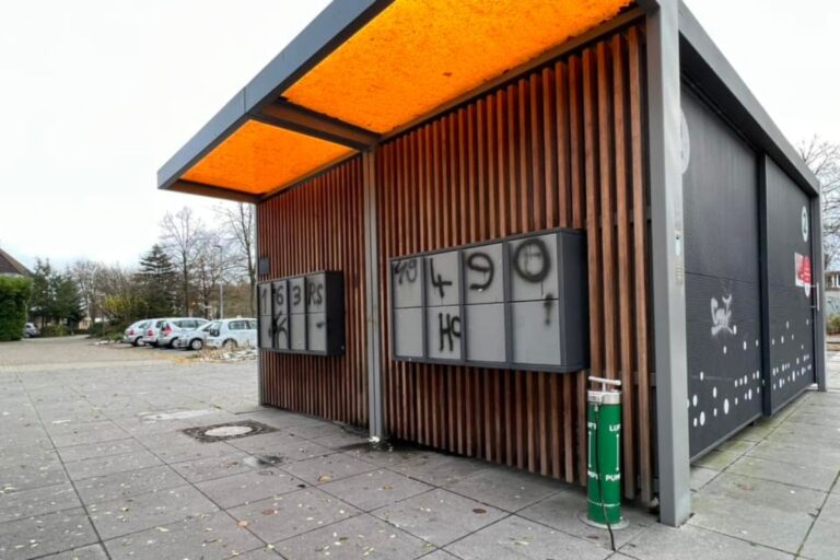 Verwaiste Radstation mit Graffiti in OS-Haste. / Foto: BOB