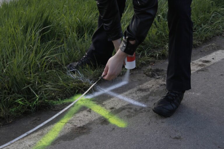 Symbolbild: Polizei bei Unfallaufnahme