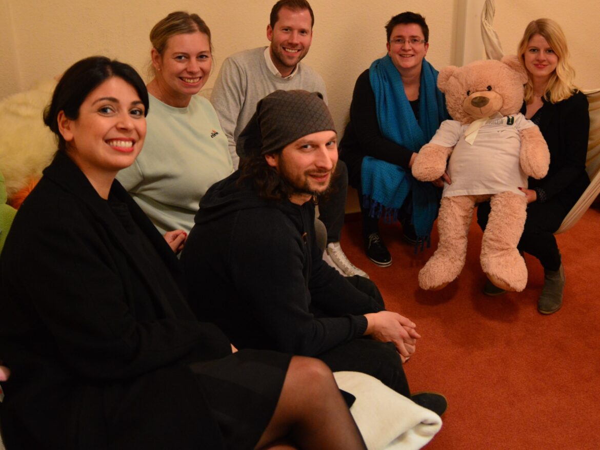 Irene Gotas, Christiana Stutz, Lorenzo Grani, Christian Streuter und Jessica Meißner (von links) überreichten Sandra Kötter (zweite von rechts) vom SPES VIVA Trauerland einen Spende über 1.205 Euro. / Foto: SPES VIVA Trauerland