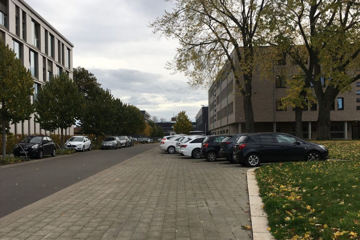 Falschparker auf dem Gehweg und im Eingang zum Entrée-Platz im Wissenschaftspark. / Foto: Dominik Lapp