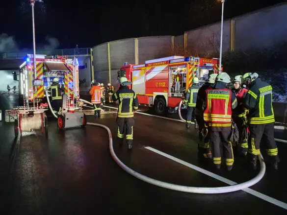 LKW-Brand führt zu Vollsperrung der A1 bei Wallenhorst in der Nacht