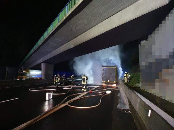 LKW-Brand führt zu Vollsperrung der A1 bei Wallenhorst in der Nacht