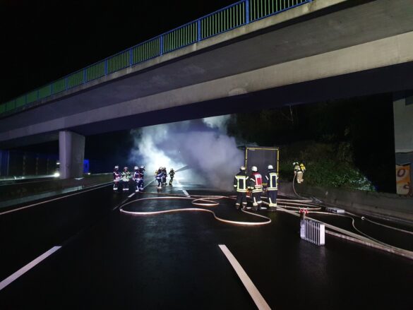 LKW-Brand führt zu Vollsperrung der A1 bei Wallenhorst in der Nacht