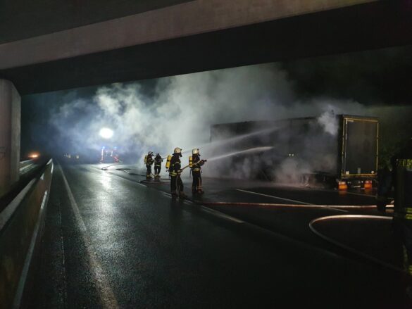 LKW-Brand führt zu Vollsperrung der A1 bei Wallenhorst in der Nacht