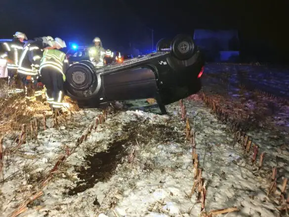PKW überschlägt sich in Wallenhorst auf Acker