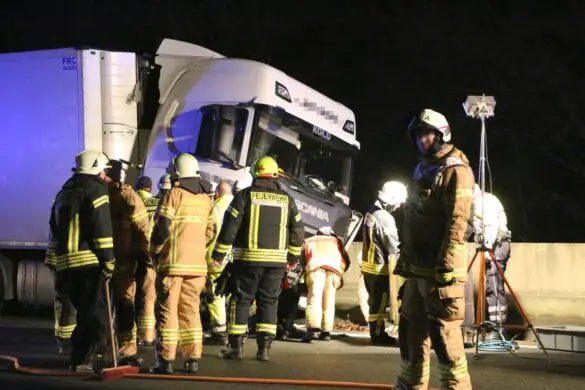 LKW verunfallt auf Autobahn 30, Trümmerteile treffen PKW