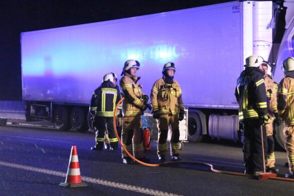 LKW verunfallt auf Autobahn 30, Trümmerteile treffen PKW