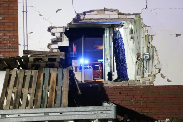 PKW durchbricht Mauer, Feuerwehr und THW in Melle im Einsatz