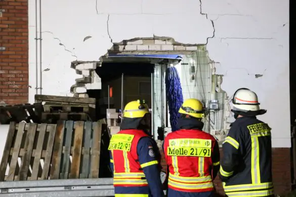 PKW durchbricht Mauer, Feuerwehr und THW in Melle im Einsatz