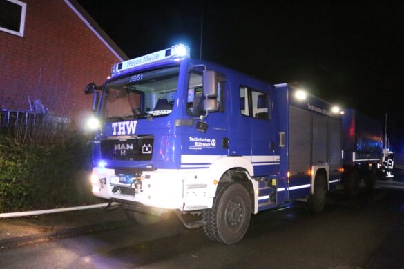 PKW durchbricht Mauer, Feuerwehr und THW in Melle im Einsatz