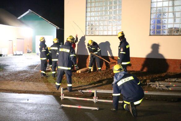 PKW durchbricht Mauer, Feuerwehr und THW in Melle im Einsatz