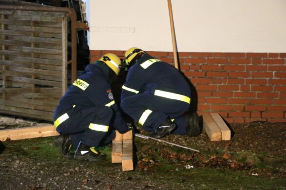 PKW durchbricht Mauer, Feuerwehr und THW in Melle im Einsatz