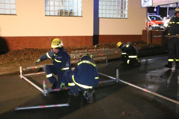 PKW durchbricht Mauer, Feuerwehr und THW in Melle im Einsatz