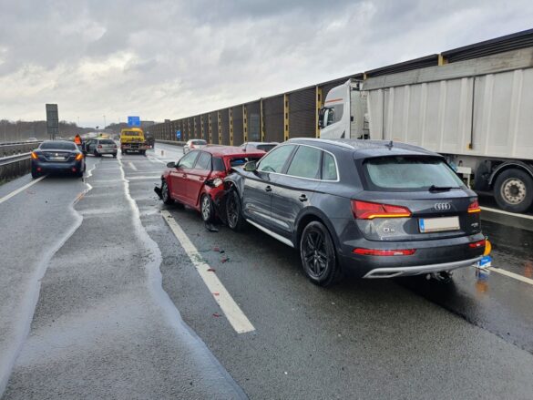 Mehrere Verletzte - 6 Autos kollidieren auf der Autobahn A1 bei Bramsche