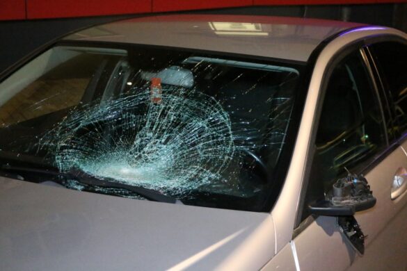 Der Türsteher des Hyde Park wurde frontal vom Mercedes erfasst. Spuren auf der Windschutzscheibe.