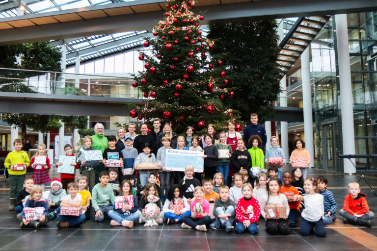 Die Kinder von ROBIGS und Azubis der Rosengruppe übergeben Geschenke und eine Spende an Christina Johanning, Patrizia Lölver (beide SKM) und Sophia Bollmann (Stadt Lingen).