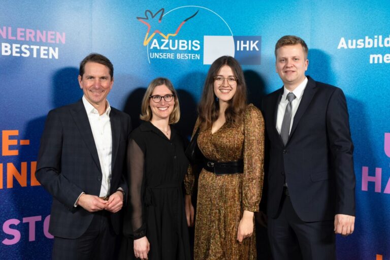 IHK-Hauptgeschäftsführer Marco Graf mit den Bundesbesten Julia Schuhwerk , Florentine Majid und Fabian Willmaring