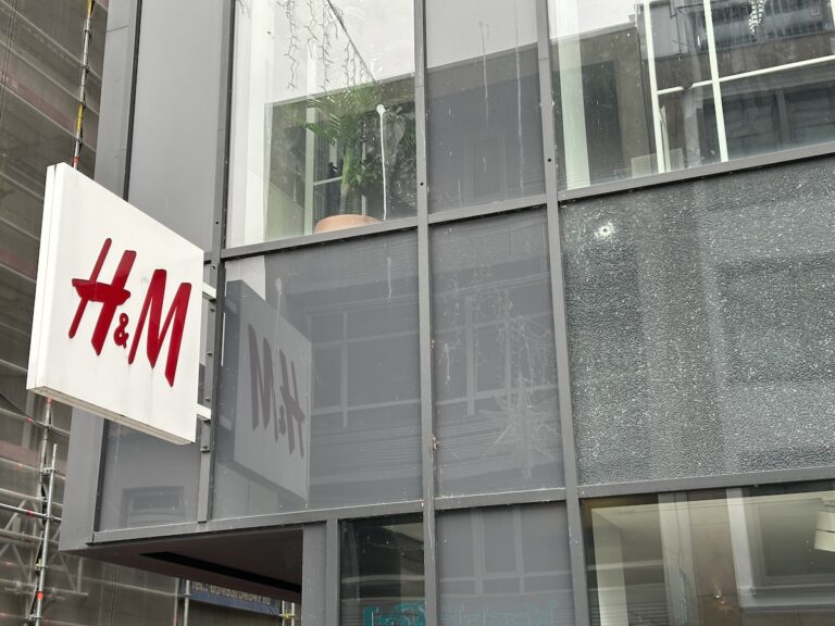 Einschussloch in Fassade von H&M Osnabrück
