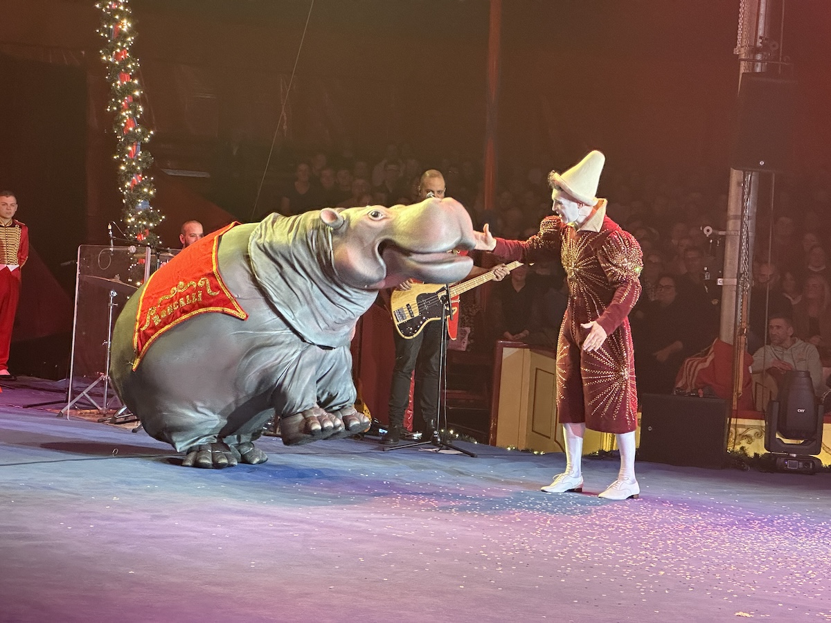 Nilpferd-Nummer beim Roncalli Weihnachtscircus 2023. / Foto: Pohlmann