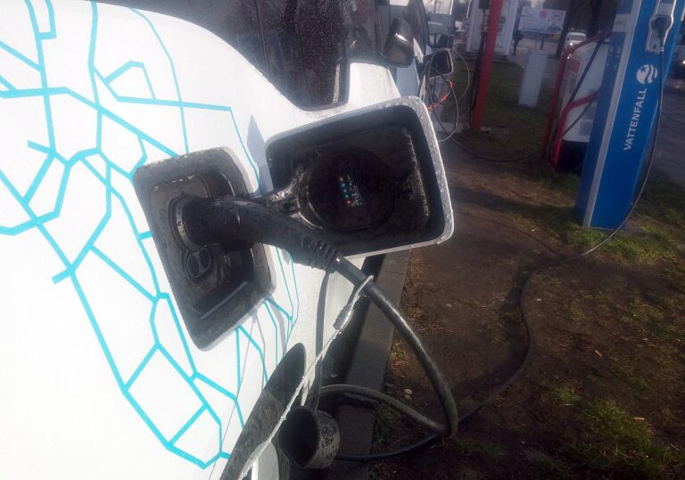 Ladendes E-Auto