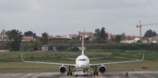 Flugzeug auf der Rollbahn