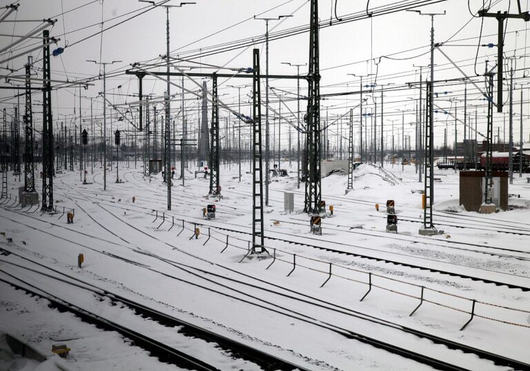 Verschneite Bahnschienen
