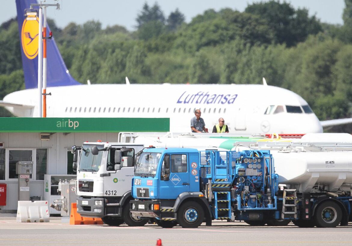 Lufthansa Flugzeug an Kerosin Tankstelle