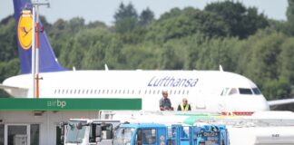 Lufthansa Flugzeug an Kerosin Tankstelle