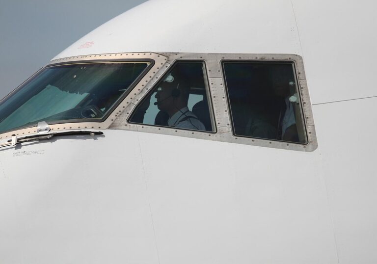 Pilot im Cockpit