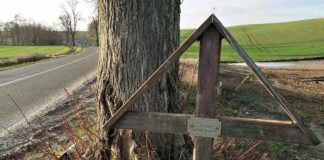 Unfallkreuz am Straßenrand