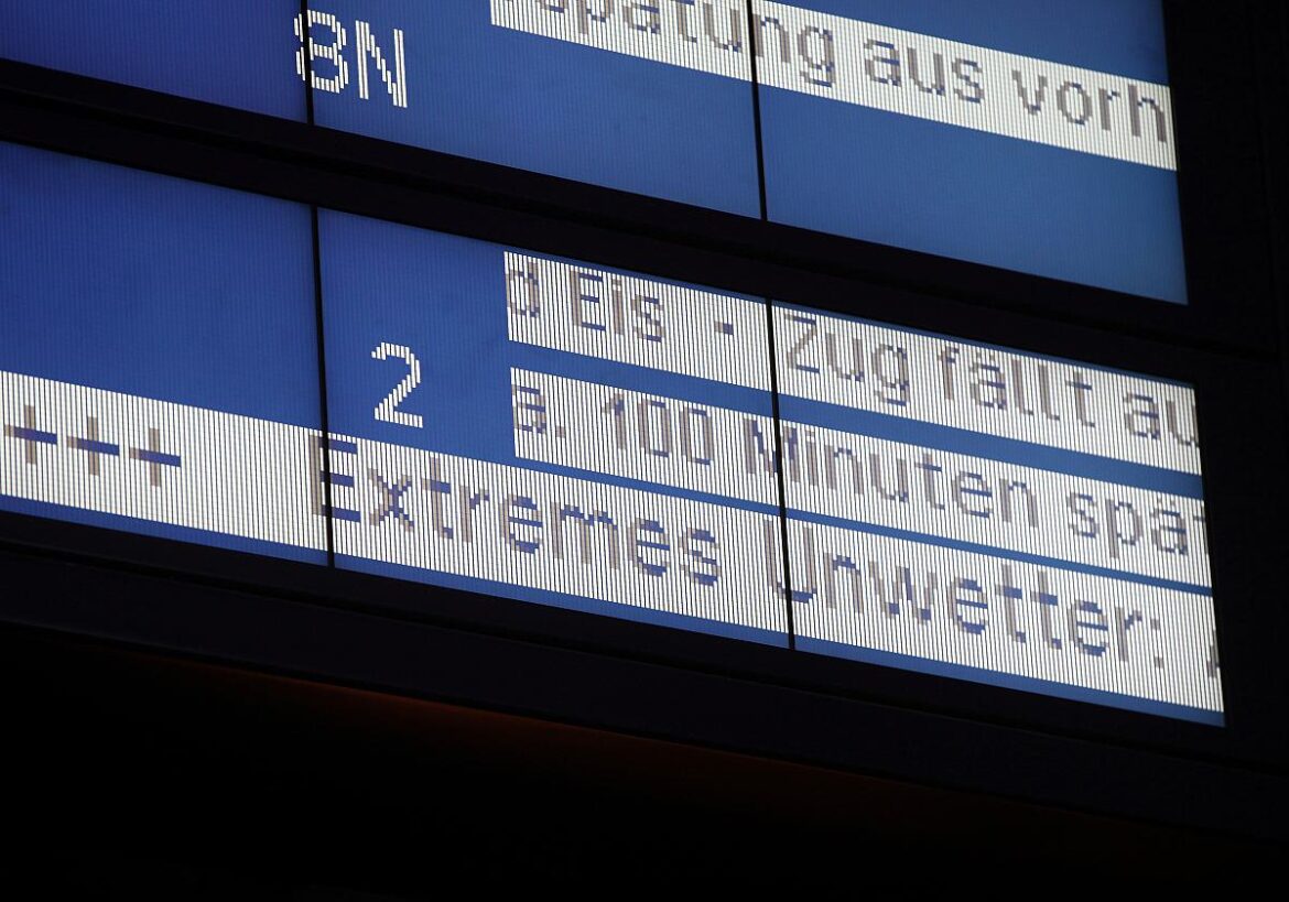 Bahnhof Anzeige "Zug fällt aus"