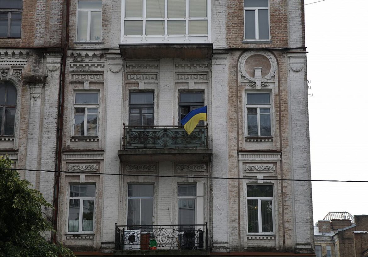 Wohnhaus mit ukrainischer Flagge