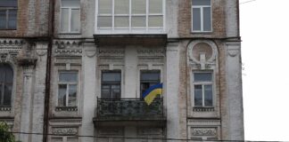 Wohnhaus mit ukrainischer Flagge