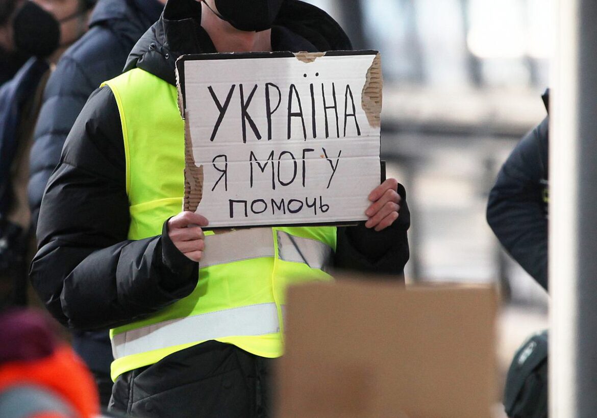 Person, die ein Schild mit ukrainischer Schrift hält